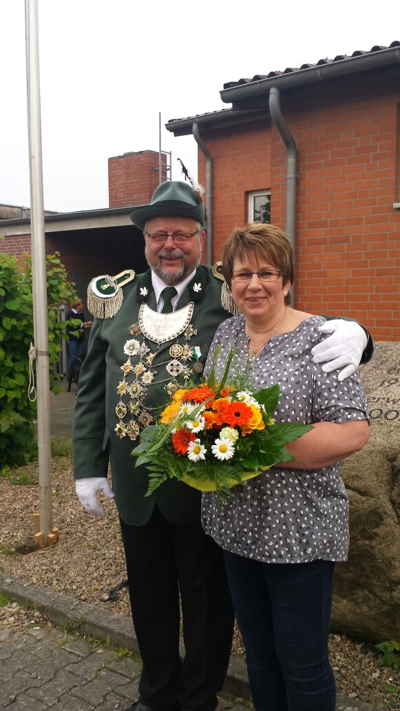 Schützenkönig Andreas Schimke mit seiner Frau Manuela nach der Proklamation